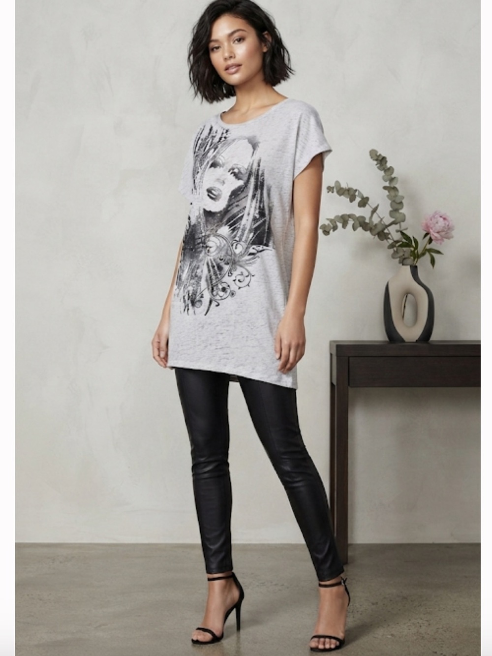 NWOT Romeo & Juliet Couture Graphic Face Tee | Abstract Art Print Top | Size M